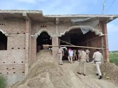 गरखा: निर्माणाधीन मकान से हथियार बनाने का सामान और दो पिस्टल बरामद, एक युवक गिरफ्तार