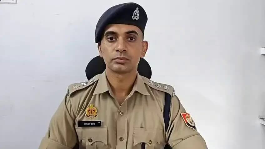 थाना बन्नादेवी- दि0 14.07.26 को थाना बन्नादेवी क्षेत्र के जीटी रोड से सूचना प्राप्त हुई कि दो पक्षों के मध्य बाइक टकराने को लेकर विवाद हुआ है, इस सूचना पर तत्काल स्थानीय पुलिस द्वारा मौके पर पहुँचकर दोनों व्यक्तियों को हिरासत में लेकर पूछताछ की जा रही है । वादी द्वारा दी गई तहरीर के आधार पर अभियोग पंजीकृत किया जायेगा । अन्य विधिक कार्यवाही प्रचलित है ।
इस संबंध में क्षेत्राधिकारी नगर द्वितीय द्वारा दी गई #बाइट ।
@Uppolice