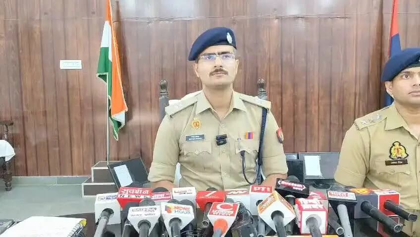 #SaharanpurPolice
#बाईट
➡️थाना देवबन्द पुलिस द्वारा हत्या की घटना का सफल अनावरण करते हुए 03 अभियुक्तगण गिरफ्तार, कब्जे/निशानदेही पर घटना में प्रयुक्त आलाकत्ल 01 एक लोहे की रॉड बरामद।
➡️जिसके सम्बन्ध में #SPRA_SRR श्री मयंक पाठक द्वारा दी गई #बाईट
@Uppolice
@adgzonemeerut
@digsaharanpur