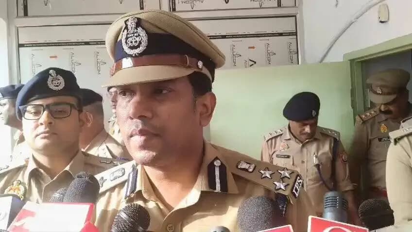 #SaharanpurPolice
#बाईट
➡️आज दिनांक 15.07.2026 को जनपद सहारनपुर में वरिष्ठ पुलिस अधीक्षक, सहारनपुर के नेतृत्व में पुलिस अधिकारियों द्वारा उत्तराखंड बॉर्डर से हरियाणा सीमा तक मुख्य कांवड़ मार्ग का स्थलीय निरीक्षण कर सुरक्षा एवं यातायात व्यवस्थाओं का जायजा लिया गया।
➡️निरीक्षण के दौरान ट्रैफिक डायवर्जन, कांवड़ शिविर, बैरिकेडिंग, बैरियर्स, प्रकाश व्यवस्था एवं अन्य आवश्यक व्यवस्थाओं की समीक्षा की गई। तत्पश्चात पुलिस लाइन में आयोजित समीक्षा बैठक में कांवड़ यात्रा-2026 को सुरक्षित, सुव्यवस्थित एवं शांतिपूर्ण संपन्न कराने हेतु संबंधित अधिकारियों को आवश्यक दिशा-निर्देश दिए गए।
➡️जिसके सम्बन्ध में #DIG_RANGE_SRR द्वारा दी गई #बाईट
@Uppolice
@adgzonemeerut
@digsaharanpur
@aajtak
@bstvlive
@News18UP