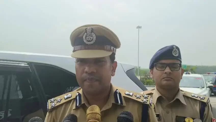 #SaharanpurPolice
#बाईट
"➡️आज दिनांक 15.07.2026 को जनपद सहारनपुर में वरिष्ठ पुलिस अधीक्षक, सहारनपुर और अन्य अधिकारियों के साथ कांवड़ मार्ग का भ्रमण कर निरीक्षण किया गया। हमने अपनी स्टार्टिंग उत्तराखंड बॉर्डर से की थी, जहां पर हरिद्वार से कांवड़ियों की एंट्री होती है, उस पॉइंट से और यहां हम लोग हरियाणा बॉर्डर पर हैं, हरियाणा के यमुनानगर जिले के लिए यहां से कांवड़ गुजरती हुई उनके क्षेत्र में जाती है।
➡️इस पूरे मार्ग का भ्रमण करते हुए इस बात को चेक किया गया कि जितने भी सिविल वर्क्स होने हैं, उसके संबंध में एसएसपी और डीएम साहब को बता दिया गया है कि उसको समय पूर्व पूर्ण कर लिया जाए। ट्रैफिक डायवर्जन के प्लान भी हमारे अब फाइनली चॉक आउट हो गए हैं। इसके अलावा जो भी हमारे मिश्रित आबादी के क्षेत्र हैं, उसमें हम लोग सतर्कता बरत रहे हैं।
➡️डीजे के मानक के अनुसार ही, उन सब से भी बैठकें की जा रही हैं कि वे मानकों का पालन करें। और हमारा पूरी कोशिश रहेगी कि इस बार की कांवड़ इवेंट-फ्री और एक्सीडेंट-फ्री रहे।"
➡️जिसके सम्बन्ध में #DIG_RANGE_SRR द्वारा दी गई #बाईट
@Uppolice
@adgzonemeerut
@digsaharanpur
@aajtak
@bstvlive
@News18UP