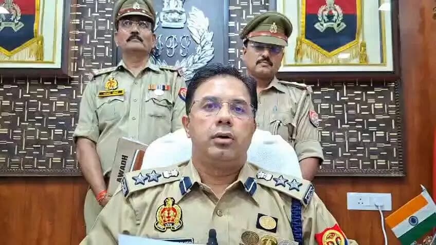 #PoliceAction
#AyodhyaPolice
https://t.co/B6GhsdmATv गेंमिग/ट्रेडिंग WEBSITE के माध्यम से साइबर छल करने वाले 2 अभियुक्तों को #थाना_मवई व #थाना_साइबर_क्राइम की संयुक्त टीम द्वारा गिरफ्तार कर कुल 63 लाख रुपये फ्रीज किया गया।
#SSP_अयोध्या की बाईट।
#UPPolice
https://t.co/LjofDwjL20 https://t.co/DZqQkuofLj