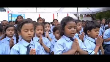 शिक्षा केवल ज्ञान का माध्यम नहीं, बल्कि संवेदनशील समाज के निर्माण का आधार भी है।
इसी सोच को साकार करते हुए कैबिनेट मंत्री श्री गजेंद्र यादव अपने वेतन से शासकीय विद्यालयों के विद्यार्थियों को जूते एवं मोज़े उपलब्ध कराने की पहल निरंतर जारी रखे हुए हैं।
कैबिनेट मंत्री श्री गजेंद्र यादव का मानना है कि संसाधनों के अभाव में किसी भी बच्चे की शिक्षा प्रभावित नहीं होनी चाहिए। विद्यार्थियों के चेहरे की मुस्कान, बढ़ता आत्मविश्वास और बेहतर भविष्य की उम्मीद ही इस जनसेवा के प्रयास की सबसे बड़ी प्रेरणा है।
#CGEducation
@vishnudsai
