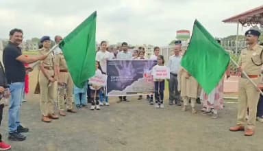➡️ जिले में नशे के खिलाफ व्यापक जनजागरूकता अभियान "नशे से दूरी है जरूरी 2.0" का औपचारिक शुभारंभ 15 जुलाई को पुलिस परेड ग्राउंड से किया गया। इस अवसर पर यहां से जागरूकता रैली एवं ड्रग अवेयरनेस रन का आयोजन किया गया। पुलिस अधिक श्री वीरेंद्र जैन ने हरी झंडी दिखाकर रैली को रवाना किया। रैली प्रमुख मार्गो से होते वापस पुलिस ग्राउंड पहुंची। इस दौरान सभी प्रतिभागियों को नशा मुक्ति की शपथ दिलाई गई।
#NasheSeDooriHaiZaroori2_0
#नशा_मुक्त_मध्यप्रदेश
#NashaMuktBharat
#JansamparkMP
#बैतूल
#betul