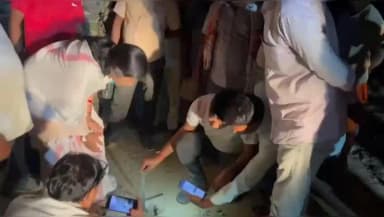 गोला: रकुवा में ग्रामीणों की शिकायत पर विधायक ने ड्रिल मशीन से पीसीसी पथ की जांच कर अनियमितता की पोल खोली
