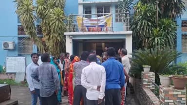 বাঘমুণ্ডী: অন্নপূর্ণা যোজনার রাশি পেতে বাঘমুন্ডির বিভিন্ন এলাকা থেকে উপভোক্তারা ব্লক অফিসে প্রতিনিধিমূলক ডেপুটেশন