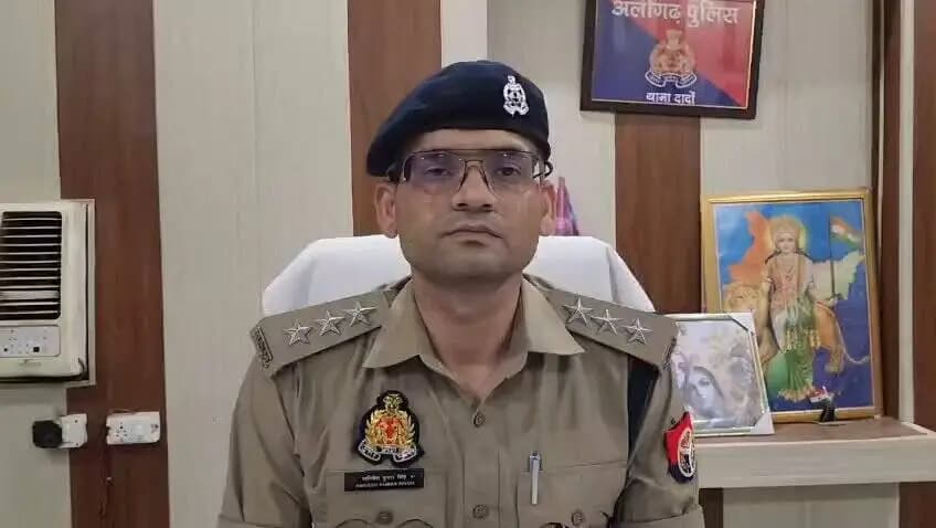 #Aligarhpolice
थाना दादों- एक थाना दादों के अंतर्गत नीनामई गाँव का एक वीडियो वायरल हुआ है, जिसमें दो पक्ष जो हैं, झगड़ा कर रहे हैं। इस प्रकरण के बारे में बताना चाहता हूँ कि कल रात लगभग 9:30 बजे, ये दोनों पक्ष एक ही परिवार के हैं, चाचा-भतीजे हैं। इनका सरकारी नल के नहाने को लेकर विवाद हुआ था। इस विवाद के चक्कर में दोनों में झगड़ा हुई। दोनों पक्ष से लगभग 8 लोग मज़रूब हुए। इन मज़रूबों को मज़रूबी चिट्ठी दी गई, जिनका मेडिकल करा लिया गया है। और इन दोनों पक्ष के बीच में पैसे को भी पुराना एक विवाद चल रहा था, उस विवाद को लेकर भी इनके बीच में झगड़ा हुई थी। और इन दोनों पक्ष का सरकारी जो मेडिकल है वो करवा लिया गया है। दोनों पक्ष की तहरीर प्राप्त कर ली गई है। इन तहरीरों के आधार पर जो इसमें सुसंगत धाराएँ हैं, उसमें मुकदमा पंजीकृत कर कर जो अग्रिम विधिक कार्रवाई है, वो की जाएगी।
उक्त प्रकरण के संबंध में क्षेत्राधिकारी छर्रा श्री अविनेश कुमार द्वारा दी गई बाइट-
#UPPolice
@Uppolice