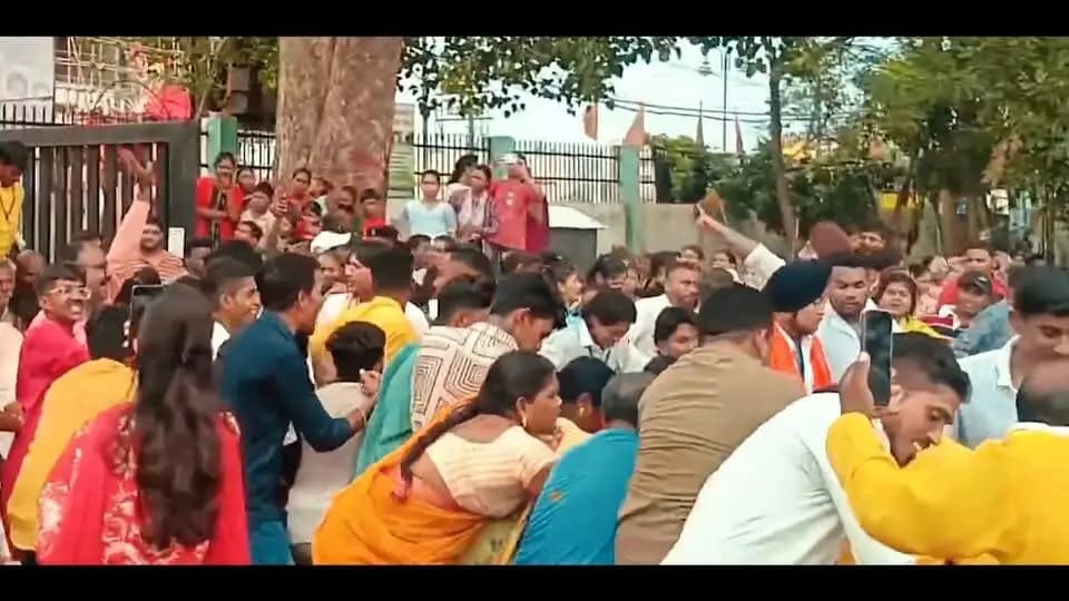 छत्तीसगढ़ और महाप्रभु जगन्नाथ का संबंध सदियों पुरानी श्रद्धा, संस्कृति और आध्यात्मिक विरासत से जुड़ा हुआ है।
प्रदेश के गाँव-गाँव में निकलने वाली रथयात्राएँ, जनजातीय समाज की अटूट आस्था और जन-जन की सहभागिता इस पावन परंपरा को आज भी जीवंत बनाए हुए हैं।
जय जगन्नाथ
#JagannathRathYatra #RathYatra #MahaprabhuJagannath #JagannathMahaprabhu #Chhattisgarh #VishnuDeoSai
CMO Chhattisgarh DPR Chhattisgarh