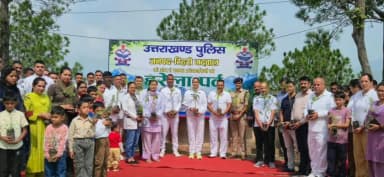 टिहरी: टिहरी पुलिस ने हरेला पर्व पर लगाए 200 पौधे, पर्यावरण संरक्षण का संदेश
