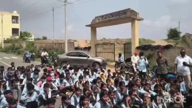 बिछीवाड़ा: राउमावि में विद्यार्थियों ने तालेबंदी कर किया प्रदर्शन, गणित के शिक्षक का तबादला निरस्त करने की मांग की