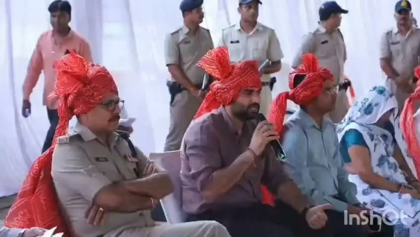 ग्राम पालसोड़ा में आयोजित जनसमस्या निवारण शिविर में कलेक्टर श्री हिमांशु चंद्रा ने बुधवार को रात्रि चौपाल पर ग्रामीणों से सीधे संवाद स्थापित कर, उनकी समस्याओं एवं अपेक्षाओं को जाना तथा प्रत्येक आवेदन का गंभीरता से परीक्षण कर त्वरित एवं प्रभावी निराकरण सुनिश्चित करने के निर्देश संबंधित अधिकारियों को दिए।
CM Madhya Pradesh
Jansampark Madhya Pradesh
Panchayat, Rural Development and Social Welfare Department of Madhya Pradesh
#Goodgovernance
#प्रशासन_गांव_की_ओर
#रात्रि_चौपाल
#Neemuch
#नीमच