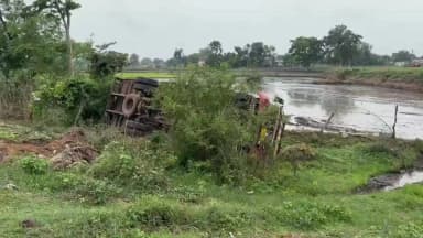 चारामा: NH-30 माहुद के पास कबाड़ से भरी ट्रक पलटी, चालक बाल-बाल बचा