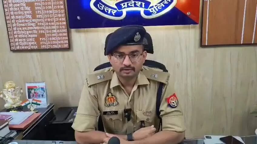#gorakhpurpolice
#PoliceAction
➡️दिनांक 15.07.2026 को #PsKotwali क्षेत्रान्तर्गत स्थित सदर अस्पताल जनपद गोरखपुर से मेडिकल परिक्षण के दौरान पुलिस अभिरक्षा से 01 नफर बाल अपचारी फरार हो गया ।
➡️जिसके संबंध में लापरवाही बरतने के आरोप में संबंधित 04 पुलिस कर्मियों को निलंबित किया गया है । बाल अपचारी की तलाश की जा रही है ।
➡️उक्त प्रकरण के संबंध में #spcitygkp द्वारा दी गयी वीडियो बाईट-
#UPPolice #VideoByte
@dgpup @AdgGkr @adgzonegkr @diggorakhpur