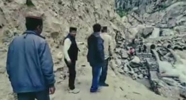 हंगरंग: रिस्पा में बाढ़ के 15 दिन बाद भी संपर्क मार्ग बहाली में देरी, ग्रामीण परेशान