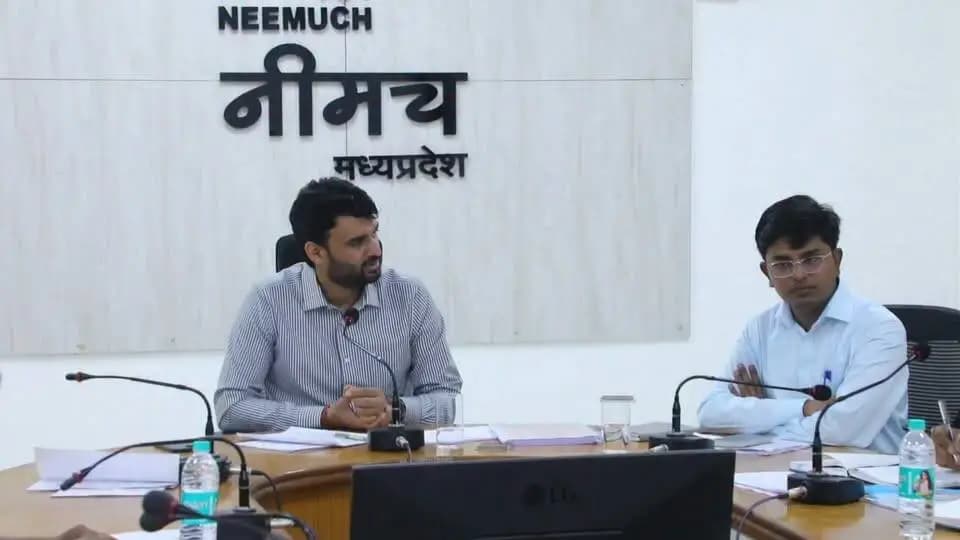 📍कलेक्टर की अध्यक्षता में जिला जल एवं स्वच्छता मिशन की बैठक संपन्न
⭐कलेक्टर श्री हिमांशु चंद्रा की अध्यक्षता में आयोजित जिला जल एवं स्वच्छता मिशन की बैठक में जिले में सुरक्षित एवं स्वच्छ पेयजल उपलब्ध कराने, लंबित जल परियोजनाओं को निर्धारित समय-सीमा में पूर्ण करने, औद्योगिक इकाइयों, व्यापारिक संस्थानों, ढाबों, रेस्टोरेंट संचालकों आदि से जलकर की प्रभावी वसूली सुनिश्चित करने के साथ अन्य महत्वपूर्ण निर्देश संबंधित अधिकारियों को दिए गए।
CM Madhya Pradesh
Jansampark Madhya Pradesh
#JalJeevanMission
#DWSM
#SwachhBharat
#Neemuch
#नीमच