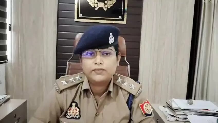 #gorakhpurpolice
#PoliceAction
➡️दिनांक 15.07.2026 को #PsCantt क्षेत्रान्तर्गत स्थित बेतियाहाता में एक पानी की टंकी के पास पेड़ पर एक युवक द्वारा फांसी लगा लेने की सूचना पर तत्काल घटनास्थल पर पंहुचकर शव को कब्जे में लेकर पोस्टमार्टम हेतु भेजा गया ।
➡️जाँच के दौरान प्रकाश में आया कि व्यक्ति ऑनलाइन गेमिंग का आदी था जिसके कारण उसके ऊपर बहुत ज्यादा कर्जा हो गया था जिसके कारण उसके द्वारा आत्महत्या कर लिया गया । अग्रिम विधिक कार्यवाही की जा रही है ।
➡️जिसके संबंध में #COCantt द्वारा दी गयी वीडियो बाईट-
#UPPolice #VideoByte
@dgpup @AdgGkr @adgzonegkr @diggorakhpur