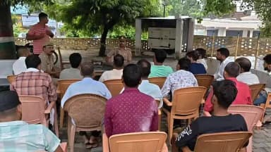 सवायजपुर: सावन और कांवड़ यात्रा को लेकर प्रभारी निरीक्षक की अध्यक्षता में पाली थाने में पीस कमेटी की बैठक हुई