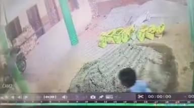 बुढ़ाना: तहसील क्षेत्र के गांव जोला में दिनदहाड़े एक बाइक चोर बाइक चुराते हुए सीसीटीवी कैमरे में कैद, वीडियो हुई वायरल