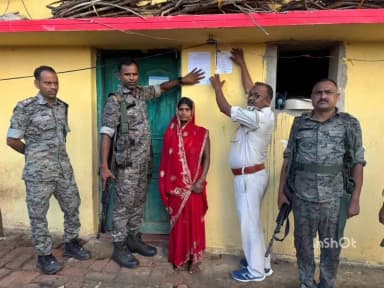टंडवा: उरीमारी पुलिस ने आर्म्स एक्ट के फरार आरोपी के घर चिपकाया इश्तेहार