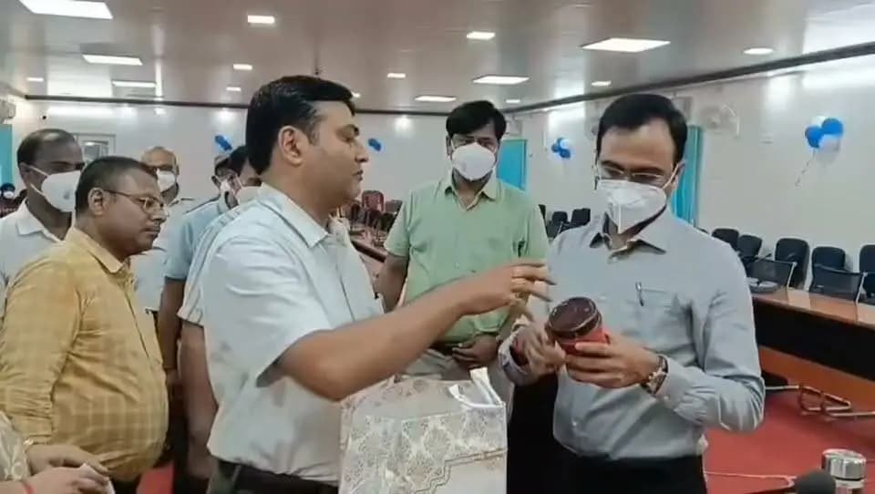 टीबी मुक्त भारत अभियान के तहत खगड़िया में 150 टीबी मरीजों के बीच फूड बास्केट का वितरण
भारत सरकार के "टीबी मुक्त भारत" अभियान के अंतर्गत खगड़िया जिले में टीबी मरीजों को पोषण सहायता उपलब्ध कराने की दिशा में महत्वपूर्ण पहल की गई। इस अभियान के तहत 150 टीबी मरीजों को फूड बास्केट वितरित किए गए, ताकि उपचार के साथ-साथ उन्हें बेहतर पोषण भी मिल सके।
स्वस्थ भारत और टीबी मुक्त भारत के निर्माण में सभी की सहभागिता आवश्यक है।
#TBMuktBharat #Khagaria #IPRDKhagaria #BiharGovernment #HealthDepartment #TBFreeIndia #PublicHealth #NutritionSupport #GovernmentInitiative #BiharNews