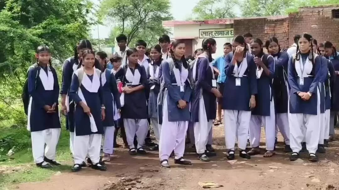 भाटापारा- कई वर्षी से ग्राम पंचायत पेंड्री के सैकड़ो विद्यार्थियों को बारिश के दिनों में कीचड़ से पड़रहा है गुजरना
