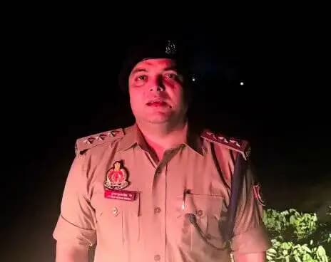 #gorakhpurpolice
#PoliceAction
➡️दिनांक 16.07.2026 को शाम में #PsJhangha क्षेत्रान्तर्गत स्थित ग्राम खुरहरी के पास बोहाबार पलिया मार्ग पर एक एक्सिडेंट की सूचना प्राप्त होने पर तत्काल मौके पर पंहुचा गया तो ज्ञात हुआ कि कुछ व्यक्ति बोहाबार पुल के पास दाह संस्कार करके एक बस से वापस लौट रहे थे खुरहरी ग्राम सभा के पास एक ट्रैक्टर ट्राली से उनकी टक्कर हो गयी जिससे बस में सवार 05 लोग घायल हो गये । घायलों को तत्काल अस्पताल पंहुचाया गया जहां से उन्हे बेहतर ईलाज हेतु एम्स गोरखपुर रेफर किया गया है, कोई जनहानि नहीं है । प्रकरण में सभी तथ्यों की गहनता से जाँच कर अग्रिम विधिक कार्यवाही की जा रही है ।
➡️जिसके संबंध में #CoChaurichaura द्वारा दी गई वीडियो बाइट-
#UPPolice #VideoByte
@dgpup @AdgGkr @adgzonegkr @diggorakhpur