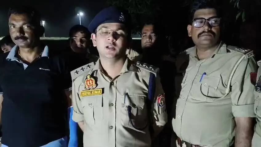 #CRACKDOWN_BULANDSHAHR
नाबालिग बच्ची के साथ दुष्कर्म की घटना में वांछित बदमाश के साथ थाना गुलावठी पुलिस की हुई मुठभेड़, जवाबी कार्यवाही में बदमाश घायलावस्था में गिरफ्तार, कब्जे से अवैध तमंचा, कारतूस व बाइक बरामद।
उक्त के सम्बन्ध में क्षेत्राधिकारी सिकन्द्राबाद श्री दीपक कुमार की बाइट।
#uppolice
#Bulandshahrpolice