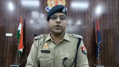 #SaharanpurPolice
#बाईट
➡️सोशल मीडिया पर एक वीडियो वायरल हो रहा है, जिसमें थाना चिलकाना क्षेत्रान्तर्गत ग्राम फिरोजाबाद के कुछ व्यक्ति अपने हाथों में "पलायन" लिखी तख्तियां लिए हुए दिखाई दे रहे हैं। उक्त वीडियो के संबंध में पुलिस द्वारा तत्काल मौके पर पहुंचकर जांच की गई। जांच में ज्ञात हुआ कि ग्राम फिरोजाबाद निवासी ओम प्रकाश उर्फ नीटू पाल पुत्र सुरेशपाल द्वारा शौकीन पुत्र पप्पू की दुकान किराए पर लेकर मोबाइल रिपेयरिंग का कार्य किया जाता था। आरोप है कि उक्त दुकान को खाली कराने के उद्देश्य से मंजूर पुत्र लतीफ (प्रधान पति) एवं उनके साथियों द्वारा लगातार दबाव बनाया जा रहा था तथा उन्हें परेशान किया जा रहा था। उक्त परिस्थितियों से क्षुब्ध होकर ओम प्रकाश उर्फ नीटू पाल एवं उनके परिजनों द्वारा विरोध स्वरूप "पलायन" की तख्तियां लेकर वीडियो बनाकर सोशल मीडिया पर वायरल किया गया।
➡️पीड़ित परिवार की तहरीर के आधार पर थाना चिलकाना पर आरोपियों के विरुद्ध सुसंगत धाराओं में अभियोग पंजीकृत कर लिया गया है। प्रकरण के मुख्य अभियुक्त मंजूर पुत्र लतीफ को पुलिस द्वारा हिरासत में लेकर पूछताछ की जा रही है। मामले में उपलब्ध साक्ष्यों के आधार पर अन्य आरोपियों की भूमिका की भी जांच की जा रही है तथा नियमानुसार अग्रिम वैधानिक कार्रवाई प्रचलित है।
➡️जिसके सम्बन्ध में #CO_SADAR श्री विकास कुमार चौहान द्वारा दी गई #बाईट।
@Uppolice
@adgzonemeerut
@digsaharanpur