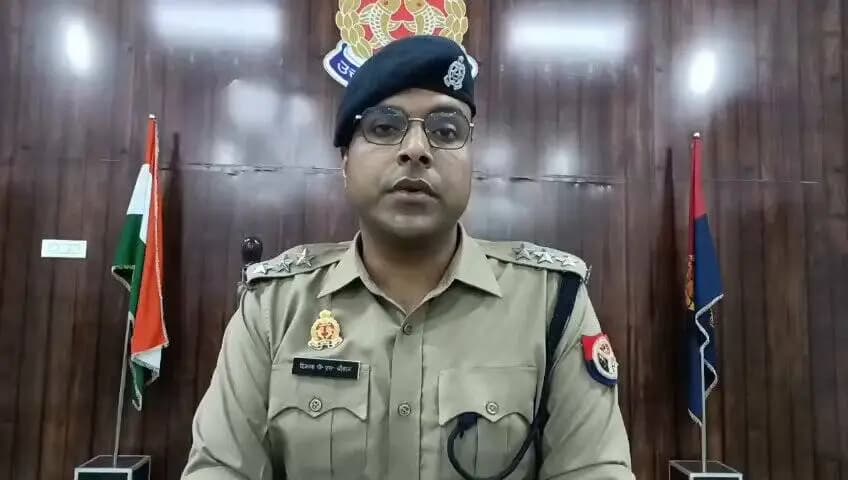 #SaharanpurPolice
#बाईट
➡️सोशल मीडिया पर एक वीडियो वायरल हो रहा है, जिसमें थाना चिलकाना क्षेत्रान्तर्गत ग्राम फिरोजाबाद के कुछ व्यक्ति अपने हाथों में "पलायन" लिखी तख्तियां लिए हुए दिखाई दे रहे हैं। उक्त वीडियो के संबंध में पुलिस द्वारा तत्काल मौके पर पहुंचकर जांच की गई। जांच में ज्ञात हुआ कि ग्राम फिरोजाबाद निवासी ओम प्रकाश उर्फ नीटू पाल पुत्र सुरेशपाल द्वारा शौकीन पुत्र पप्पू की दुकान किराए पर लेकर मोबाइल रिपेयरिंग का कार्य किया जाता था। आरोप है कि उक्त दुकान को खाली कराने के उद्देश्य से मंजूर पुत्र लतीफ (प्रधान पति) एवं उनके साथियों द्वारा लगातार दबाव बनाया जा रहा था तथा उन्हें परेशान किया जा रहा था। उक्त परिस्थितियों से क्षुब्ध होकर ओम प्रकाश उर्फ नीटू पाल एवं उनके परिजनों द्वारा विरोध स्वरूप "पलायन" की तख्तियां लेकर वीडियो बनाकर सोशल मीडिया पर वायरल किया गया।
➡️पीड़ित परिवार की तहरीर के आधार पर थाना चिलकाना पर आरोपियों के विरुद्ध सुसंगत धाराओं में अभियोग पंजीकृत कर लिया गया है। प्रकरण के मुख्य अभियुक्त मंजूर पुत्र लतीफ को पुलिस द्वारा हिरासत में लेकर पूछताछ की जा रही है। मामले में उपलब्ध साक्ष्यों के आधार पर अन्य आरोपियों की भूमिका की भी जांच की जा रही है तथा नियमानुसार अग्रिम वैधानिक कार्रवाई प्रचलित है।
➡️जिसके सम्बन्ध में #CO_SADAR श्री विकास कुमार चौहान द्वारा दी गई #बाईट।
@Uppolice
@adgzonemeerut
@digsaharanpur