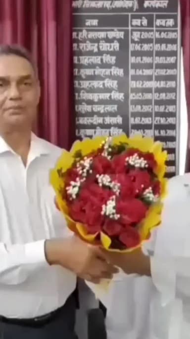 डॉ अविनाश डॉक्टर जी और मोहनिया का अनुमंडल अस्पताल में अच्छा खासा इलाज होगा इस वीडियो को ज्यादा से ज्यादा शेयर करेंताकि ज