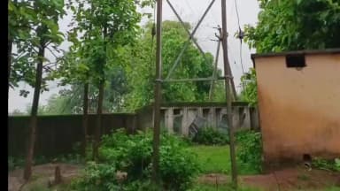 ବଲାଙ୍ଗୀର: ଝାଙ୍କ୍ରିପାଲି ସ୍କୁଲ ପରିସରରେ ବିଦ୍ୟୁତ୍ ଖୁଣ୍ଟରୁ ସ୍ପାର୍କିଂ ଛାତ୍ରଛାତ୍ରୀଙ୍କ ସୁରକ୍ଷା ନେଇ ବଢ଼ିଲା ଚିନ୍ତା