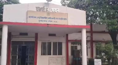 बुदनी: जिले भर में सामूहिक अवकाश पर पटवारी,लोक सेवा केंद्र में तीसरे दिन भी कामकाज प्रभावित, काम के लिए आने वाले लोग परेशान