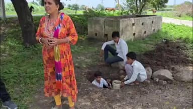 नागदा: स्कूल प्रबंधन का अजब कारनामा:
आठवी के बच्चो से पौधरोपण के लिए खुदवाया 3 फिट गहरा गड्डा, गजब का जवाब बच्चे कर रहे श्रमदान