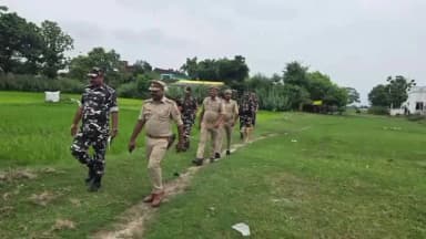 नौगढ़: थाना लोटन पुलिस और SSB की टीम ने संयुक्त रूप से सुरक्षा व्यवस्था के दृष्टिगत भारत-नेपाल अंतर्राष्ट्रीय सीमा पर किया गश्त