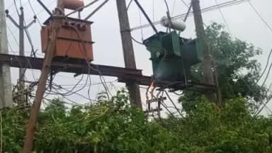 लाइट कम मिलने के कारण ट्रांस फॉर्मर पर ओवर लोड जिसके कारण आग लाग रही हे
