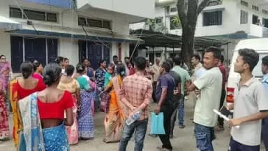 কালচিনি: যশোডাঙ্গা ব্লক অফিসে অন্নপূর্ণা ভান্ডারের টাকা না পেয়ে চিৎকার চেঁচামেচি পুলিশের ধমকি খেয়ে পালালো অনেকেই