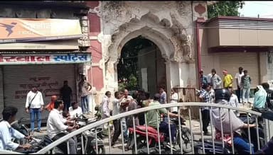 बांसवाड़ा: जवाहर पुल पर पारिवारिक दंगल: शराबी पति ने पत्नी को पीटा, साले ने जीजा को बीच सड़क पर सिखाया सबक, लगा भारी जाम