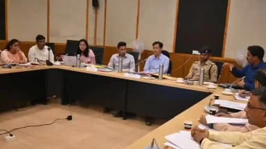 अल्मोड़ा: आयुक्त दीपक रावत ने विकास योजनाओं के प्रभावी क्रियान्वयन पर जोर दिया, अधिकारियों को समयबद्ध कार्य करने के दिए निर्देश