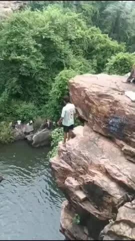 सिद्ध बाबा कसडोल में युवक लगा रहे हैं जान को जोखिम में डालकर छलांग,लगभग 135 फीट ऊंचाई से छलांग लगा रहे हैं,,,
