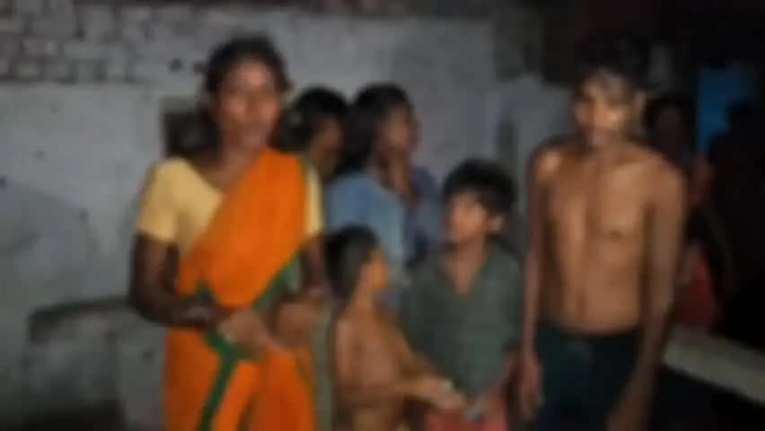 दरवाजे पर पुलिस देख खिले बच्चों के चेहरे: पुलिस वाहन को इतनी जल्दी अपने घर के सामने देख खुशी से दौड़ पड़े मासूम बच्चे।