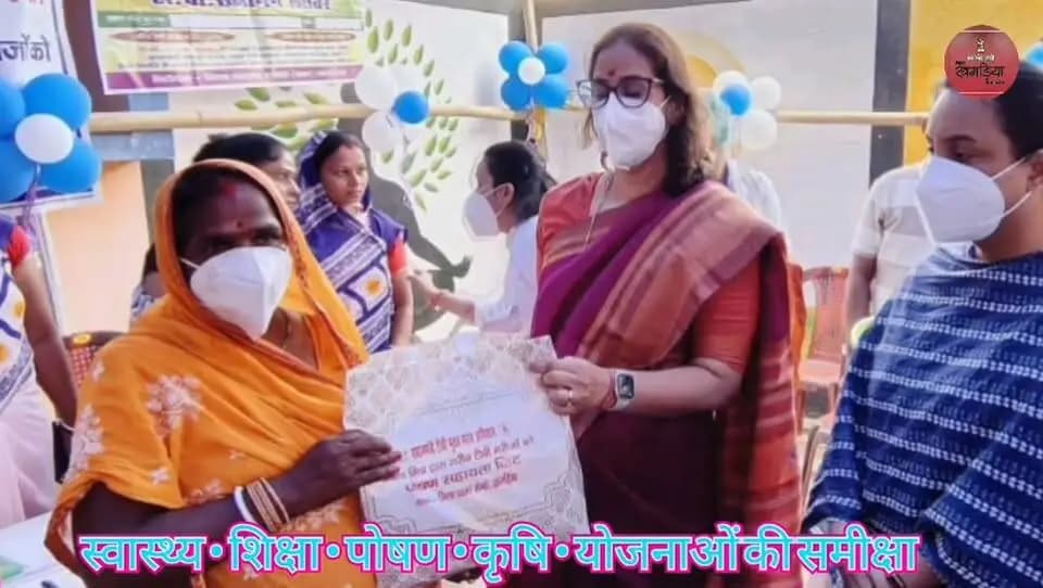 📍 खगड़िया
नीति आयोग की सेंट्रल प्रभारी अधिकारी श्रीमती वंदना प्रेयषी, IAS ने खगड़िया में आकांक्षी जिला एवं आकांक्षी प्रखंड कार्यक्रमों की समीक्षा की।
बैठक में स्वास्थ्य, शिक्षा, पोषण, कृषि सहित विभिन्न विकास संकेतकों की प्रगति का आकलन किया गया तथा योजनाओं के प्रभावी एवं समयबद्ध क्रियान्वयन के लिए संबंधित अधिकारियों को आवश्यक निर्देश दिए गए।
#Khagaria #NITIAayog #VandanaPreyasi #AspirationalDistrict #Bihar