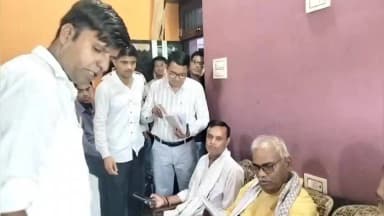 रामगंजमण्डी: सुकेत में 102 वर्ष के लक्ष्मीनारायण चौपड़ा से मिले मंत्री मदन दिलावर, हाथ के पंखे से की हवा