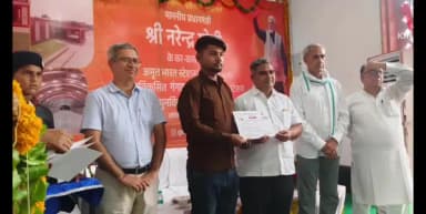 हिण्डौन: गंगापुर जंक्शन में 'सेल्फी का टशन' प्रतियोगिता में कुतुकपुर के हनीस शेख ने द्वितीय स्थान हासिल किया, हनीश का सम्मान