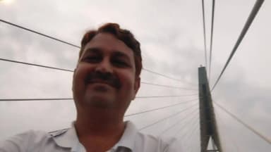 यमुना नदी और सिग्नेचर ब्रिज एवं मंनोरंजक कैफे, मजनूं का टिल्लां की दुरस्थ झलकियां।
BC