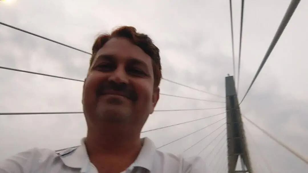 यमुना नदी और सिग्नेचर ब्रिज एवं मंनोरंजक कैफे, मजनूं का टिल्लां की दुरस्थ झलकियां।
BC