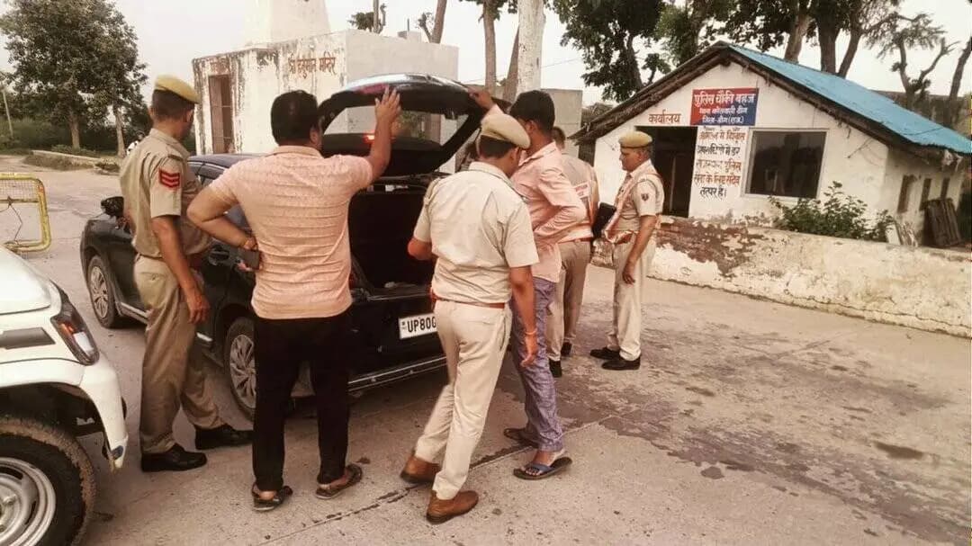 पुलिस अधीक्षक शरण गोपीनाथ के. निर्देशन मे #डीग पुलिस ने ए-श्रेणी की #नाकाबंदी कर अपराधियों और यातायात नियम तोड़ने वालों पर कसा शिकंजा
अभियान के दौरान कुल 572 दुपहिया और 388 #चौपहिया वाहनों को रोककर उनकी सघन तलाशी ली गई।
#DeegPolice #RajasthanPolice
@PoliceRajasthan #Nakabandi https://t.co/3TCTfXOc4o