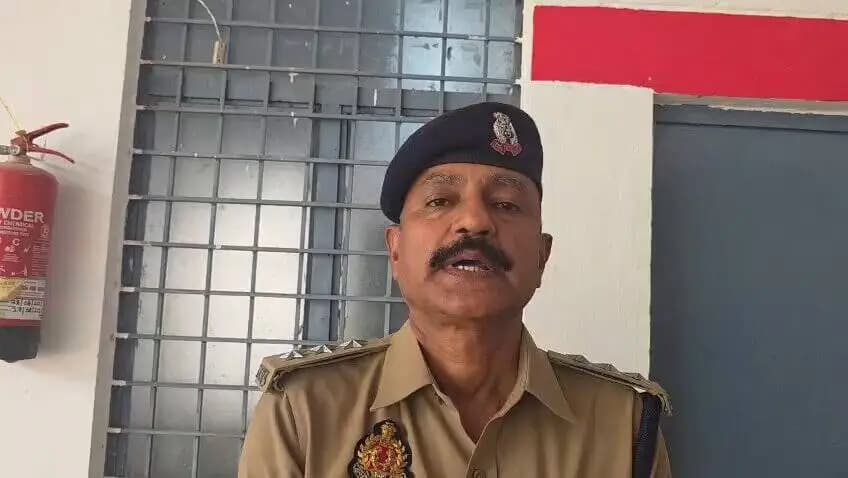 थाना सैनी क्षेत्रांतर्गत प्राथमिक विद्यालय लुटिया में अध्यापिका द्वारा चाकू एवं चापड़ लेकर आने की घटना के संबंध में थाना सैनी पर सुसंगत धाराओं में अभियोग पंजीकृत किया गया है, अग्रिम विधिक कार्यवाही प्रचलित है। इस संबंध में क्षेत्राधिकारी सिराथू श्री सत्येन्द्र प्रसाद तिवारी की वीडियो बाइट।
#UPPolice
#kaushambipolice