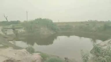 अमृतपुर: तीसराम की मडैयों जाने वाले रोड बाढ़ के पानी से एक वर्ष पूर्व कटी, उच्च अधिकारी कई बार गुजरे ग्रामीणों ने बताया रोड कटी