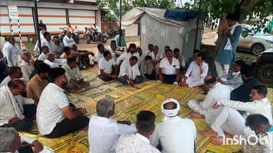 सिवनी मालवा: ग्राम सोयत में कांग्रेस नेता अजय पटेल ने चौपाल लगाकर ग्रामवासियों की समस्याओं पर की चर्चा
