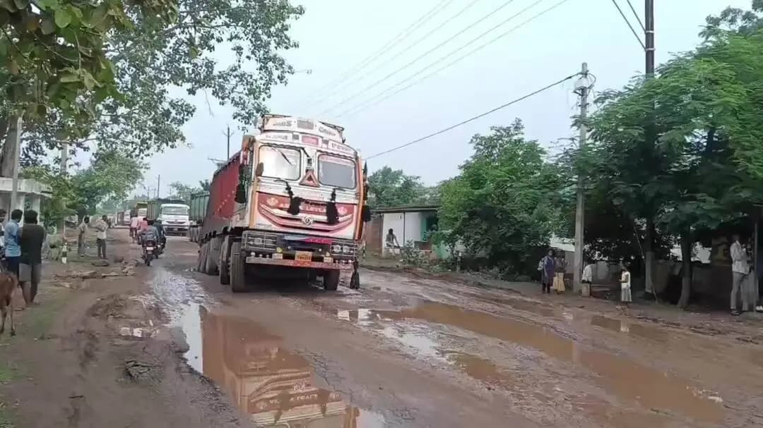 भाटापारा-बकुलाही रियल इस्पात के हेवी वाहन से जगह जगह हुए गड्ढे,,,,लगी लम्बी कतार